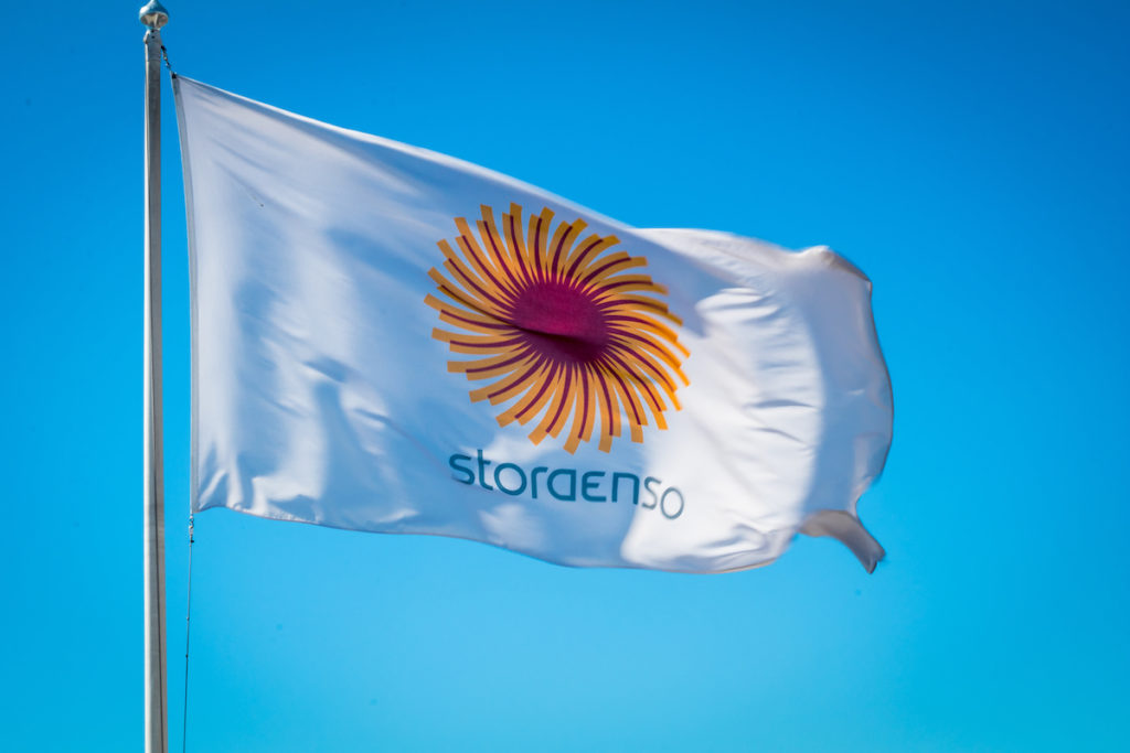 Eine Fahne mit dem Logo von Stora Enso flattert vor blauem Himmel im Wind. Das Unternehmen wurde von Tetra Pak mit dem Nachhaltigkeitspreis ausgezeichnet.