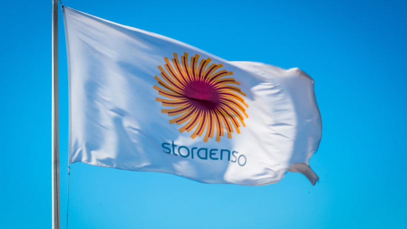 Eine Fahne mit dem Logo von Stora Enso flattert vor blauem Himmel im Wind. Das Unternehmen wurde von Tetra Pak mit dem Nachhaltigkeitspreis ausgezeichnet.