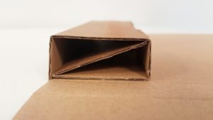 Detailaufnahme eines zweiseitigen Bumpers oder Stoßfängers aus Wellpappe, der als Produktschutz fungiert