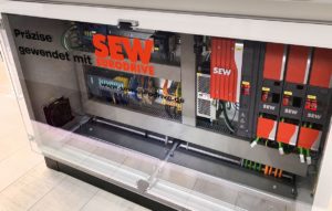 Blick in einen Schaltschrank mit Modulen von SEW-Eurodrive