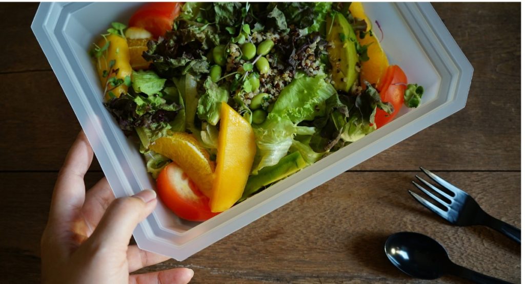 Hand hält Schale aus Biokunststoff