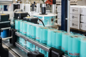 Maschinelles Labeling von Produkten in einer laufenden Anlage