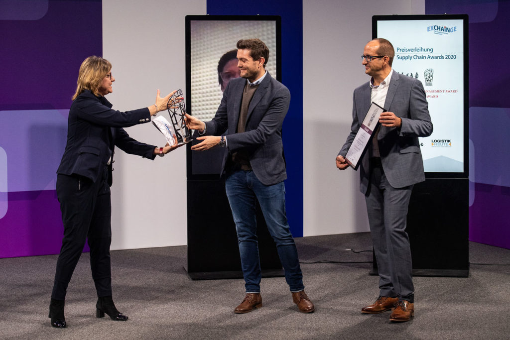Jurymitglied Dr. Petra Seebauer (Geschäftsführerin der EUROEXPO Messe-und Kongress-GmbH und Mitherausgeberin des Fachmagazins LOGISTIK HEUTE; 3.v.r.) übergibt den Smart Solution Award an Marcus Schindler (Mitte) und Jörg Brenner (Rechts), beide Geschäftsführer der Schubert Additive Solutions GmbH