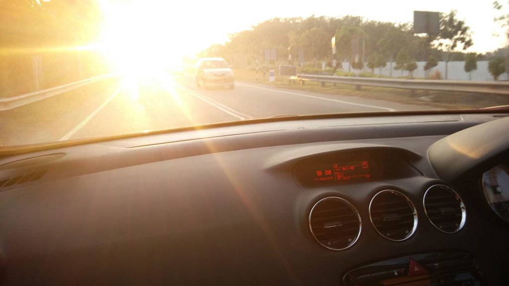 Licht fällt durch die Frontscheibe eines Autos und wird absorbiert von Spectrasense