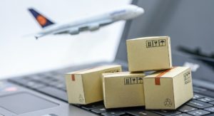 Kartons, Laptop und Flugzeug Trackingtool SmartAir!