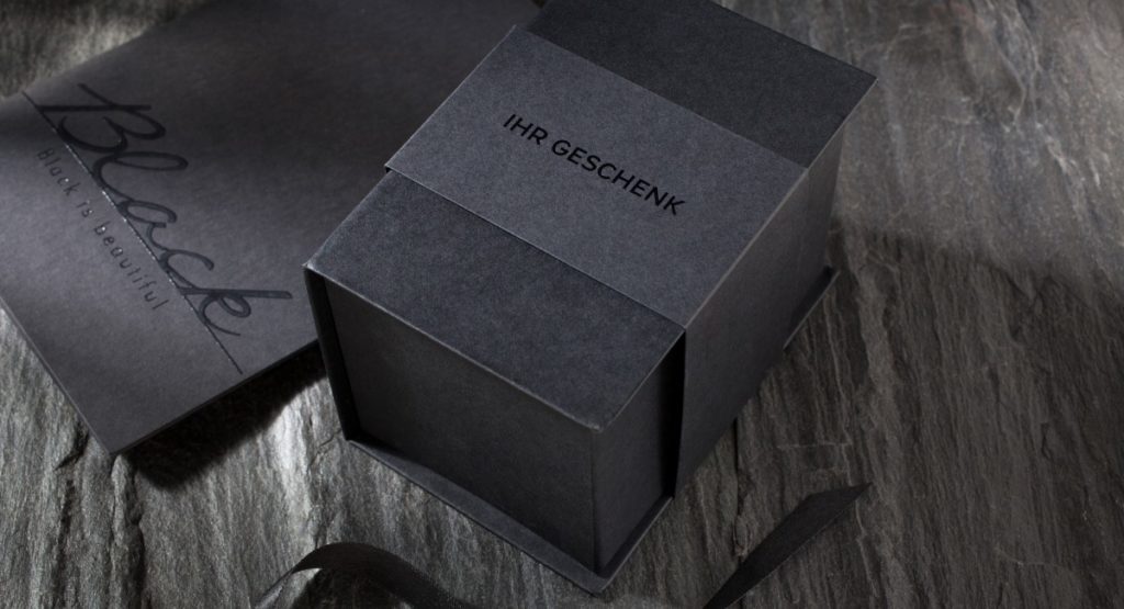 ecoblack ist schwarzes Recyclingpapier veredelt zu einer Faltschachtel