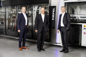 Kiefel CEO Thomas Halletz (Mitte), CTO Stefan Moll (l.) und CFO Peter Eisl