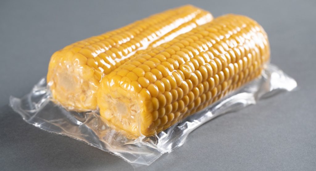Zwei Maiskolben eingeschweißt in Hochtemperatur-Verbundfolie von allvac