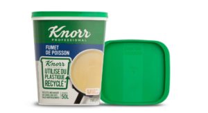 Kunststoffbecher aus zirkulärem Polymer mit Bouillon von Knorr mit Pappbanderole