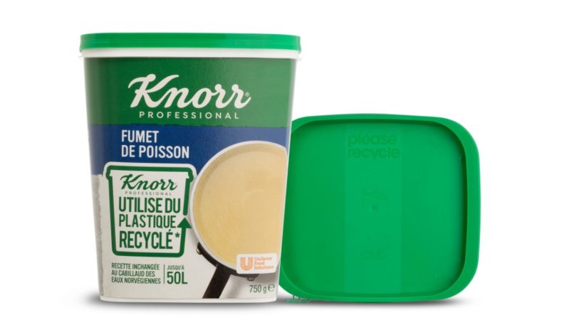 Kunststoffbecher aus zirkulärem Polymer mit Bouillon von Knorr mit Pappbanderole