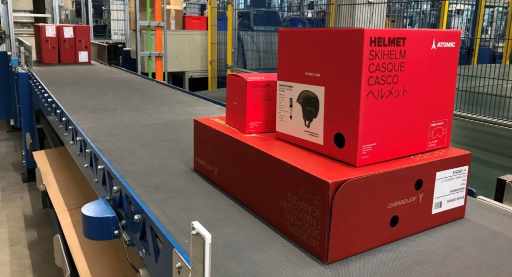 Unterschiedlich große Kartons auf einer Packsize Anlage