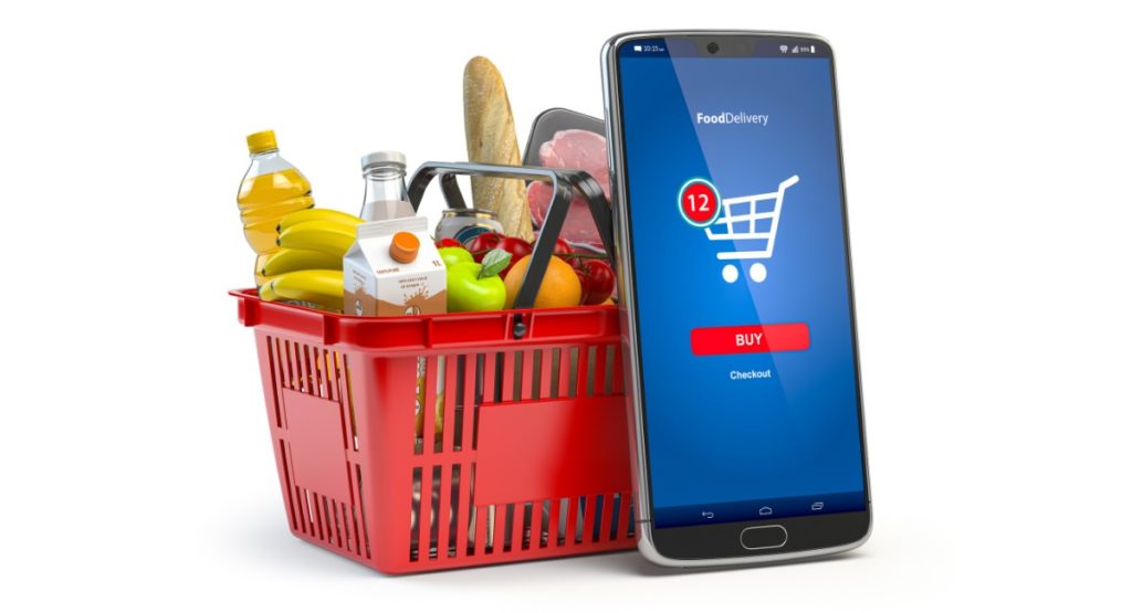 Einkaufkorb mit Waren und Smartphone