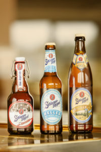 Drei Bierflaschen der Brauerei Eder & Heylands