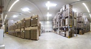 Verpackungsmaterial auslagern: Regallager mit Kartons