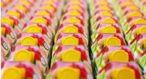 Getränkekartons mit Barrierebeschichtung im Supermarktregal