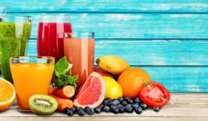 Arrangement von Früchten und Fruchtsaft