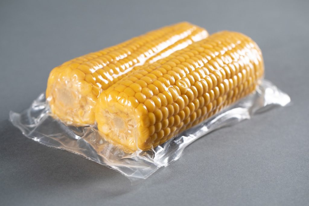 Die Verbundfolie allflex UHT eignet sich zum hygienischen Sterilisieren von beispielsweise Mais.