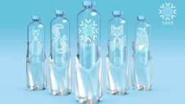 Asymmetrische Form, kunstvolles Design: Die Flasche NUUK aus 100 Prozent rPET hebt sich im Supermarktregal deutlich ab.