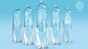 Asymmetrische Form, kunstvolles Design: Die Flasche NUUK aus 100 Prozent rPET hebt sich im Supermarktregal deutlich ab.