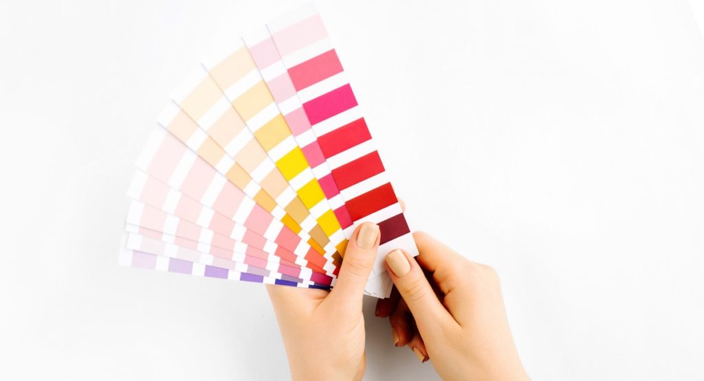 Zwei Hände halten eine Farbpalette