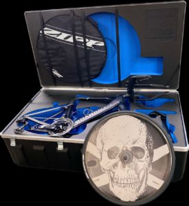 Eine Verpackung von Wetropa schützt das hochwertige Rad eines Radrennsportlers.