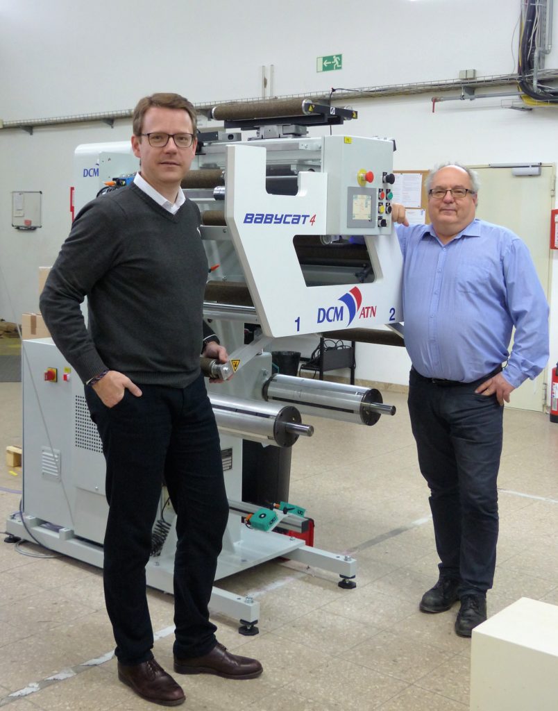 Maximilian Illert (li.) und Jens Großer (re.) vor der neuen Maschine BabyCat 4 der französischen Firma DCM