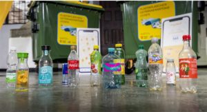 RecycleMich App mit leeren Kunststoffflaschen