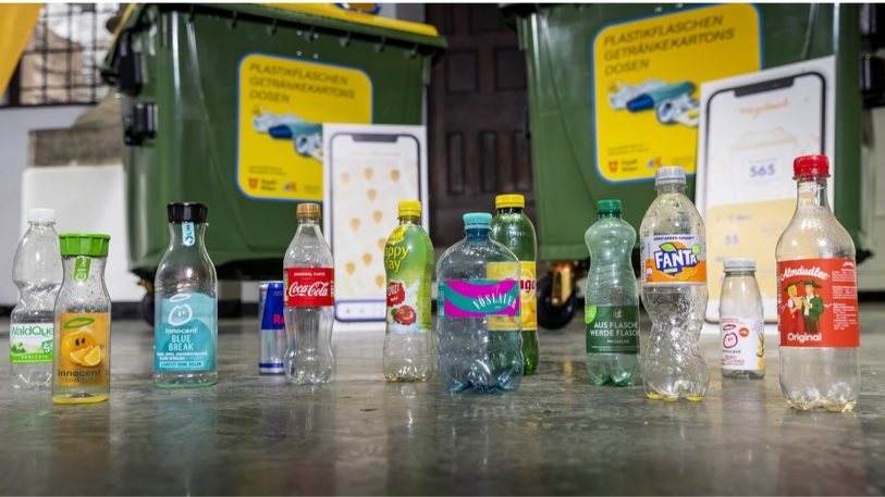 RecycleMich App mit leeren Kunststoffflaschen