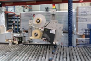 Im Wipe-On-Verfahren bringt ein Etikettendruckspender vom Typ Legi-Air 4050 WO die Etiketten bei Lux Elements seitlich an der Verpackung auf.