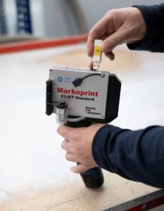 Der Bediener überträgt das Layout per USB-Stick an den Handdrucker.