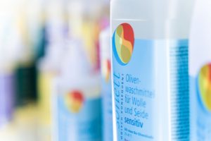 Perfekt positionierte Etiketten für umweltverträgliche Produkte.