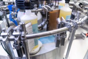 Nonstop-Etikettierung unterstützt den kontinuierlichen Produktionsprozess.