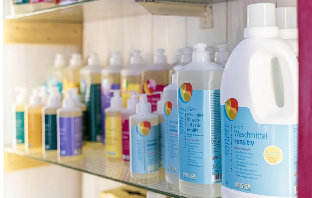 Die Selbstklebeetiketten für die vielfältigen Produktbeispiele variieren bei Sonett in Größe und Form.