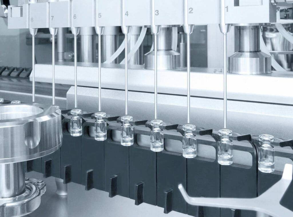 Kapazitäten für die Impfstoffproduktion: Impfstoffabfüllung in kleine Fläschchen