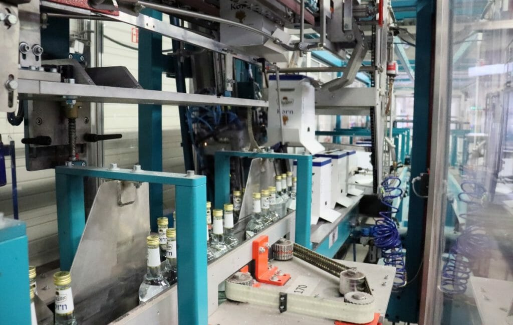 Über-Kopf-Verpackungslösung: Separieren der Flaschen zu Sechsergebinden mit anschließendem Überstülpen des Kartons