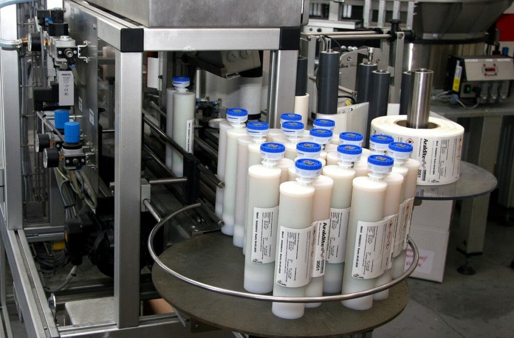 Ein Zweikomponentenklebstoff wird bei Gluetec in Doppelkartuschen abgefüllt.