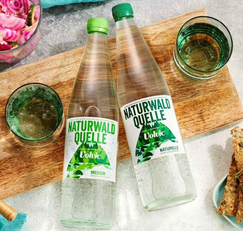 Volvic setzt bei der Naturwald Quelle auf Glasflaschen statt auf PET.