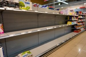 Engpässe in der Lieferkette: leere Regale im Supermarkt