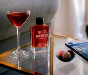 Auf jedem Cocktale findet man eine Kurzgeschichte, durch die zusammen mit der zu jedem Cocktail passenden Musik per QR-Code auf dem Flakon ein echter Genussmoment entsteht.