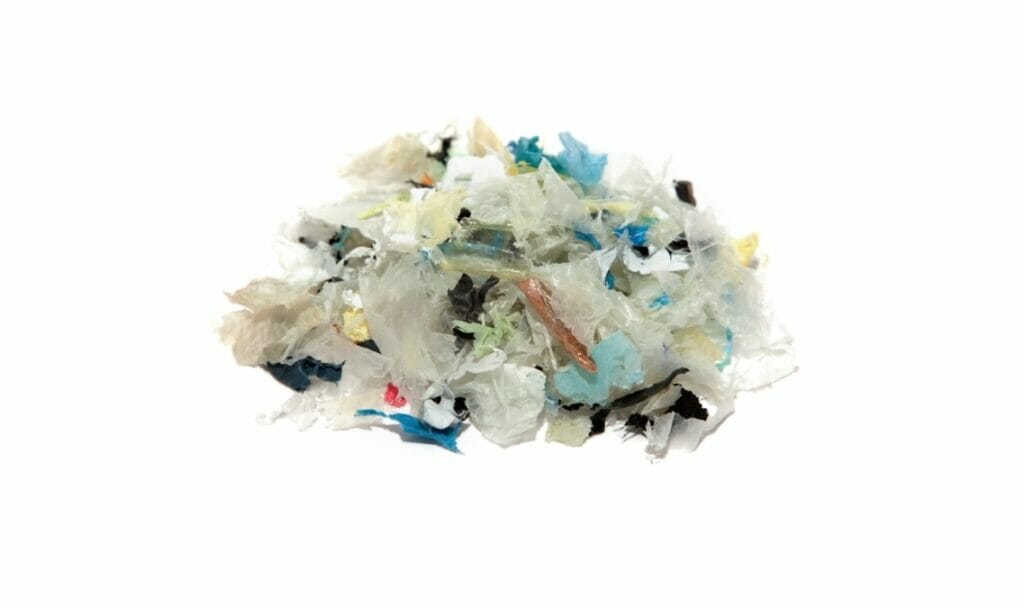 Shredded and washed flakes from packaging form the basis for the regranulate from which the new shrink film is produced.