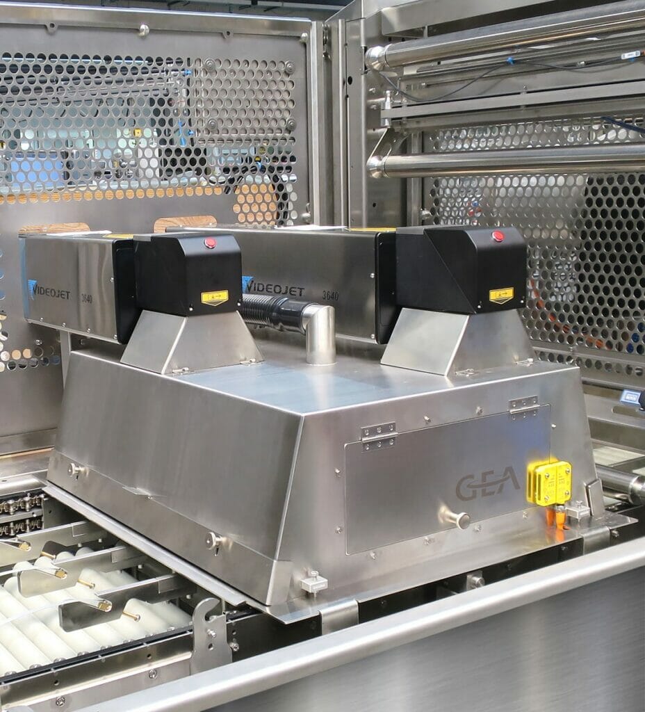 Siegelstation eines GEA PowerPak PLUS Thermoformers mit integriertem Laser-Kennzeichnungssystem 