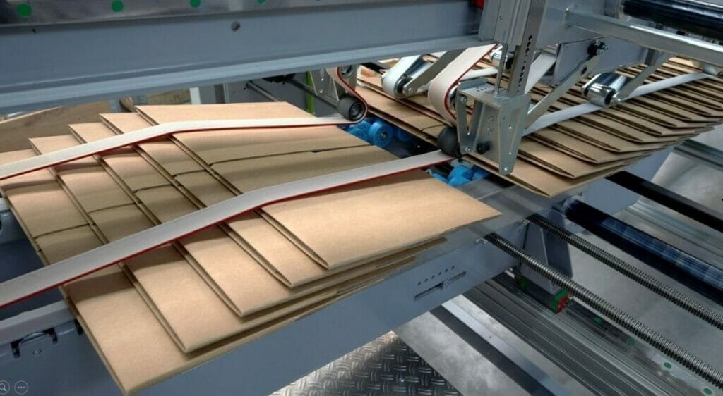Bündeln und umreifen: Über ein Trennband teilt der Powerpacker von Mosca den Schuppenstrom der Verpackungen in Bündel auf