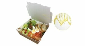 Die Salat-Menüschale besteht aus dem neuen beschichteten Papier ComBa Liner von Thimm. Am Beispiel der Salatsoße zeigt sich der Abperleffekt