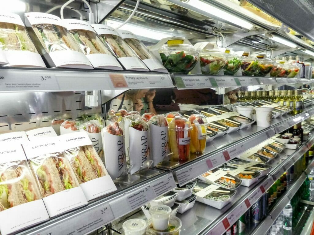 Ein Kühlregal im Supermarkt, gefüllt mit Convenience Food