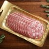 Eine PVDC-haltige Wurstverpackung liegt auf einem Holzbrett