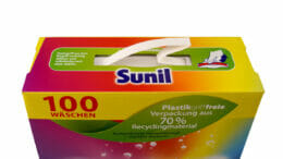 Mit der Umstellung auf einen Papiertragegriff sind die Großgebindepackungen von Sunil komplett aus Monomaterial.