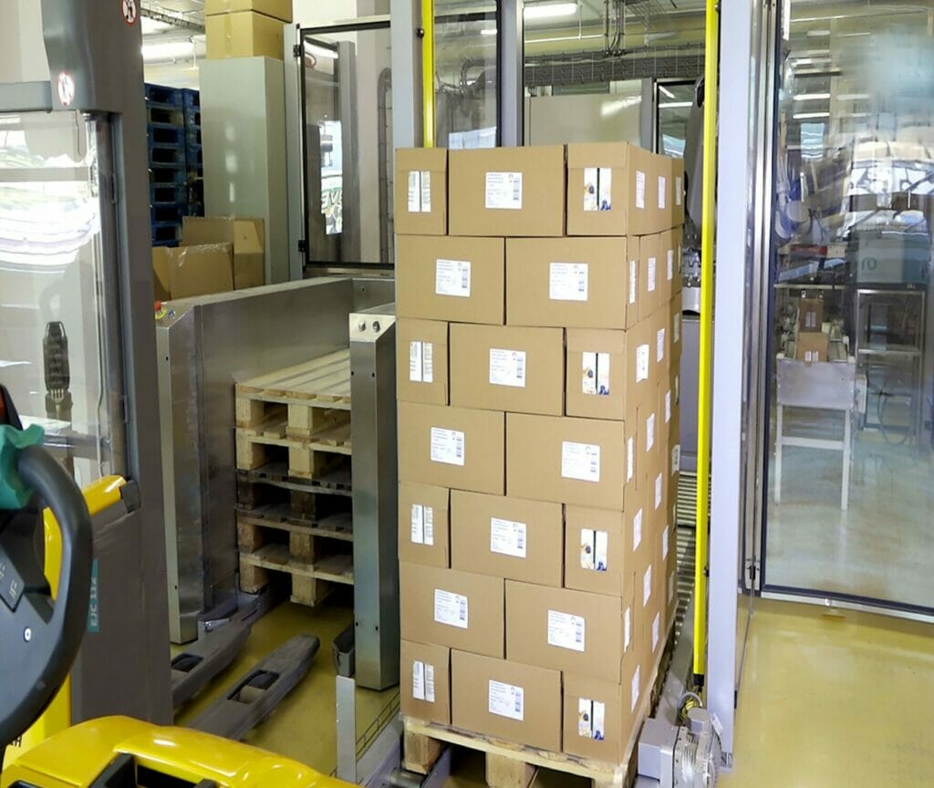 Mit Robatech automatisiert palettierte Kartons fertig für den Transport.