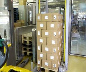 Mit Robatech automatisiert palettierte Kartons fertig für den Transport.