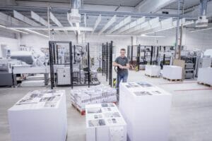 Meinders & Elstermann hat drei Stahlfolder-Falzmaschinen mit je einen P-Stacker ausgestattet. Das Unternehmen will die Overall Equipment Effectiveness (OEE) über den gesamten Produktionsprozess hinweg von 40 auf 60 Prozent steigern.