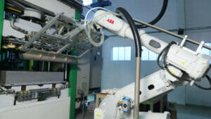 Ein Roboter von ABB Ltd kommt jetzt bei Zume in der Produktion von nachhaltigen Verpackungen zum Einsatz und soll so beim Reduzieren von Einwegkunststoffen unterstützen.